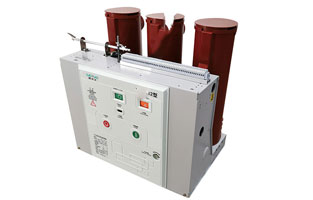 vs1戶內(nèi)真空斷路器具備滅弧電壓低、滅弧能力強(qiáng)、分?jǐn)嗨俣瓤臁㈤_斷容量大、使用期長(zhǎng)、適應(yīng)頻繁操作等特性，在供電系統(tǒng)中逐漸替代了其他類型開關(guān)，獲得了普遍的運(yùn)用。但真空斷路器在開斷過程中會(huì)形成過電壓，若在運(yùn)作中錯(cuò)誤操作，也會(huì)導(dǎo)致斷路器發(fā)生爆炸等事故，給生產(chǎn)安全帶來重大影響。因而需根據(jù)過電壓的類型采取相應(yīng)的措施，以降低過電壓的形成和減少過電壓的數(shù)值，除真空斷路器生產(chǎn)制造工藝層面的問題外，能夠加裝保護(hù)器以更改負(fù)荷參數(shù)，進(jìn)而達(dá)到目地。